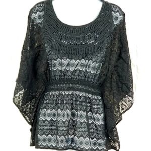LOLA B. FLORAL LACE BATWING PEEPSLEVE BLACK TOP